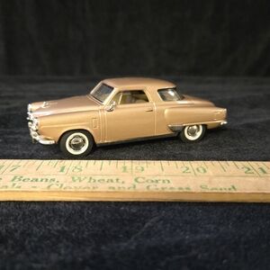 Road Signature 1950 Studebaker Champion Diecast Car 1:43